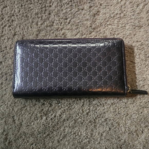 Gucci Plum Patent Leather Zip Wallet with Gold Hearts - Picture 2 of 4